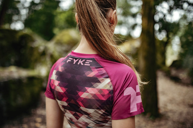 mujer de espaldas con una camiseta de Fyke running