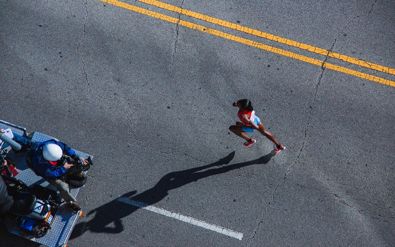 Mujer corriendo por la carretera.