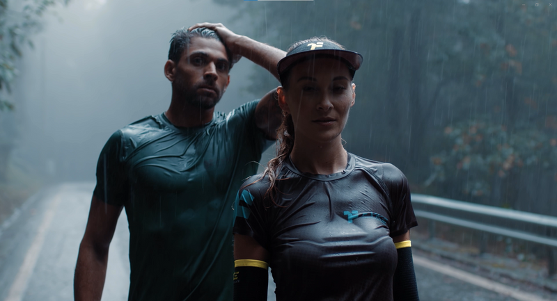 Couple sous la pluie avec un équipement de course à pied d'hiver fyke.