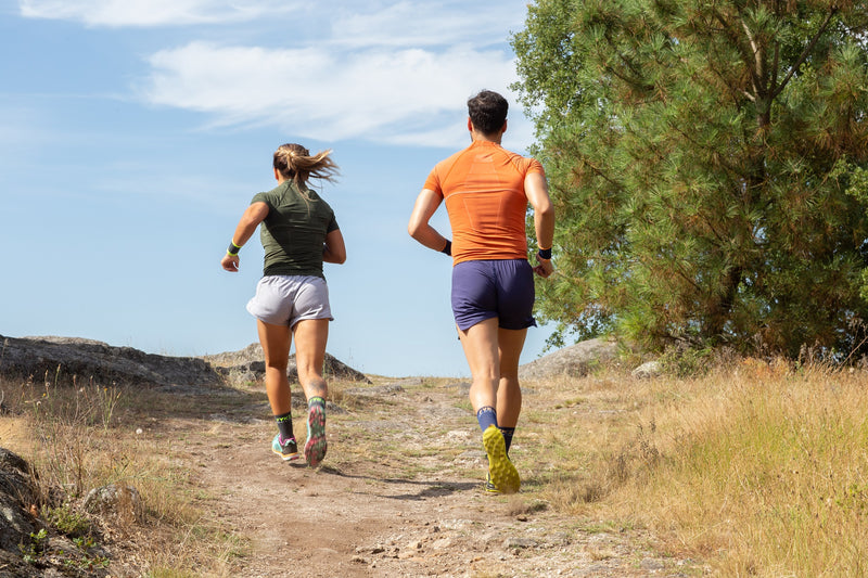 Homens e mulheres que praticam trail running com as suas roupas sem costuras